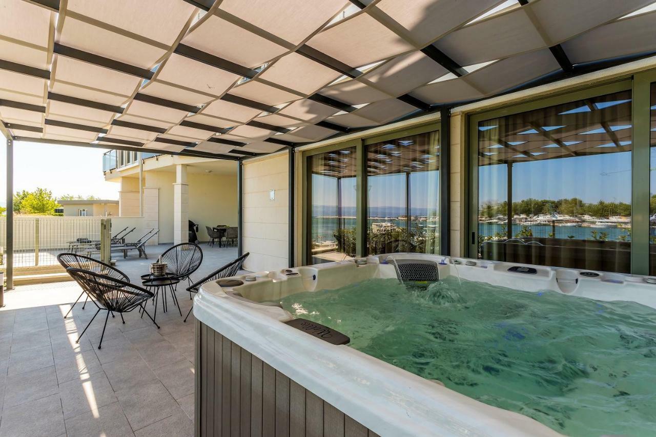Luxury Apartment With Hot Tub أوميس المظهر الخارجي الصورة