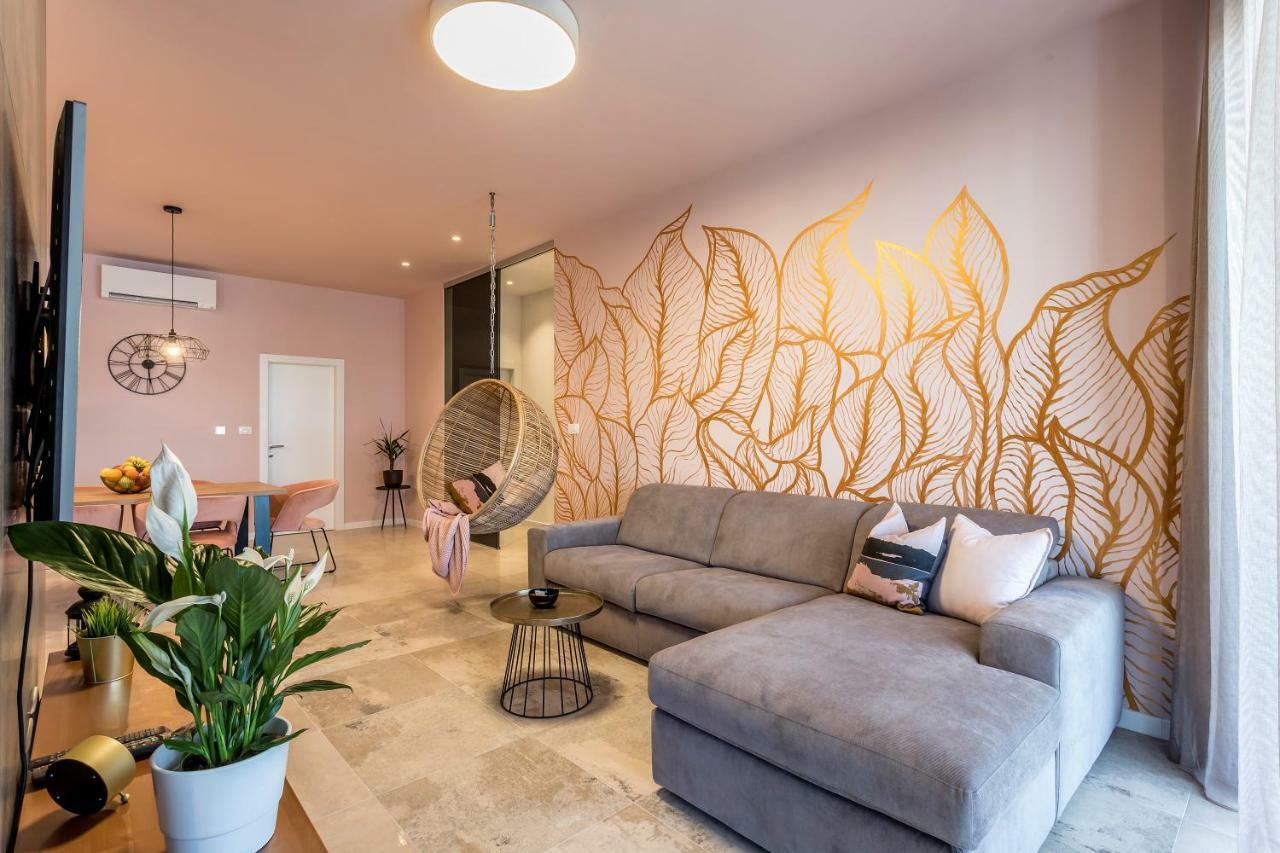 Luxury Apartment With Hot Tub أوميس المظهر الخارجي الصورة