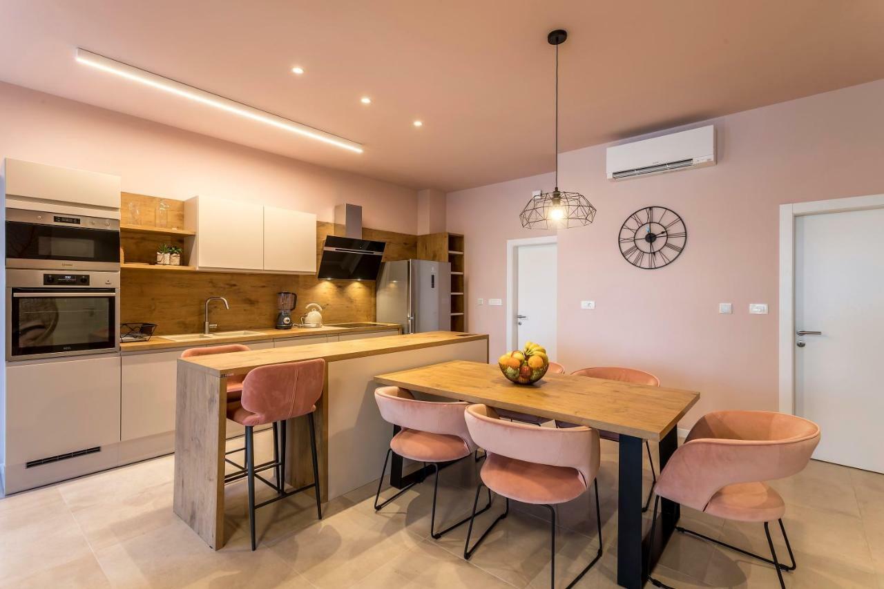 Luxury Apartment With Hot Tub أوميس المظهر الخارجي الصورة