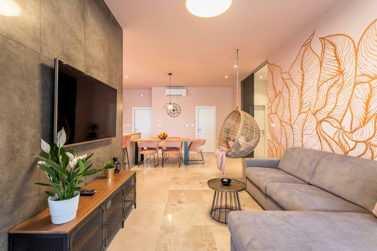 Luxury Apartment With Hot Tub أوميس المظهر الخارجي الصورة