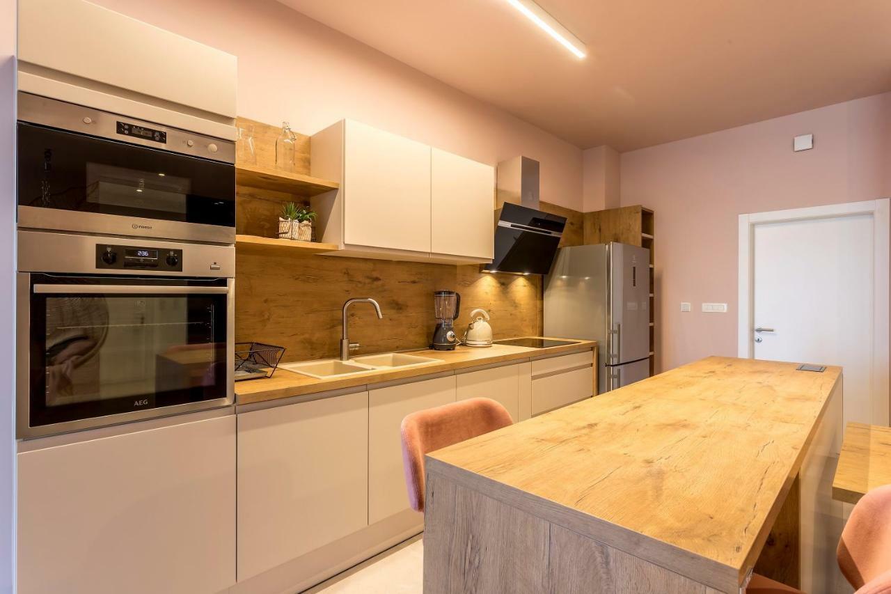 Luxury Apartment With Hot Tub أوميس المظهر الخارجي الصورة